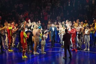 Al final del show, el crack argentino subió al escenario a saludar al público y al elenco de Messi10