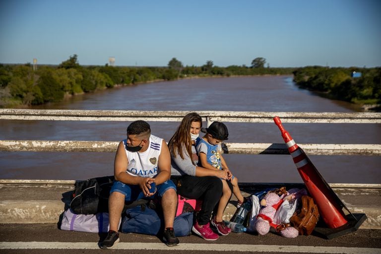 En enero de 2021, algunas familias seguían varadas en la ruta que conecta Chaco y Formosa, pese al fallo de la Corte Suprema que en noviembre del año pasado exhortó a Insfrán a levantar las restricciones