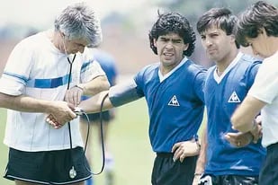 El doctor Madero le toma la presión a Maradona durante un entrenamiento del Mundial 86