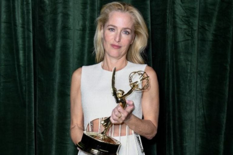 Gillian Anderson quedó descolocada ante la pregunta de una periodista tras ganar un premio Emmy