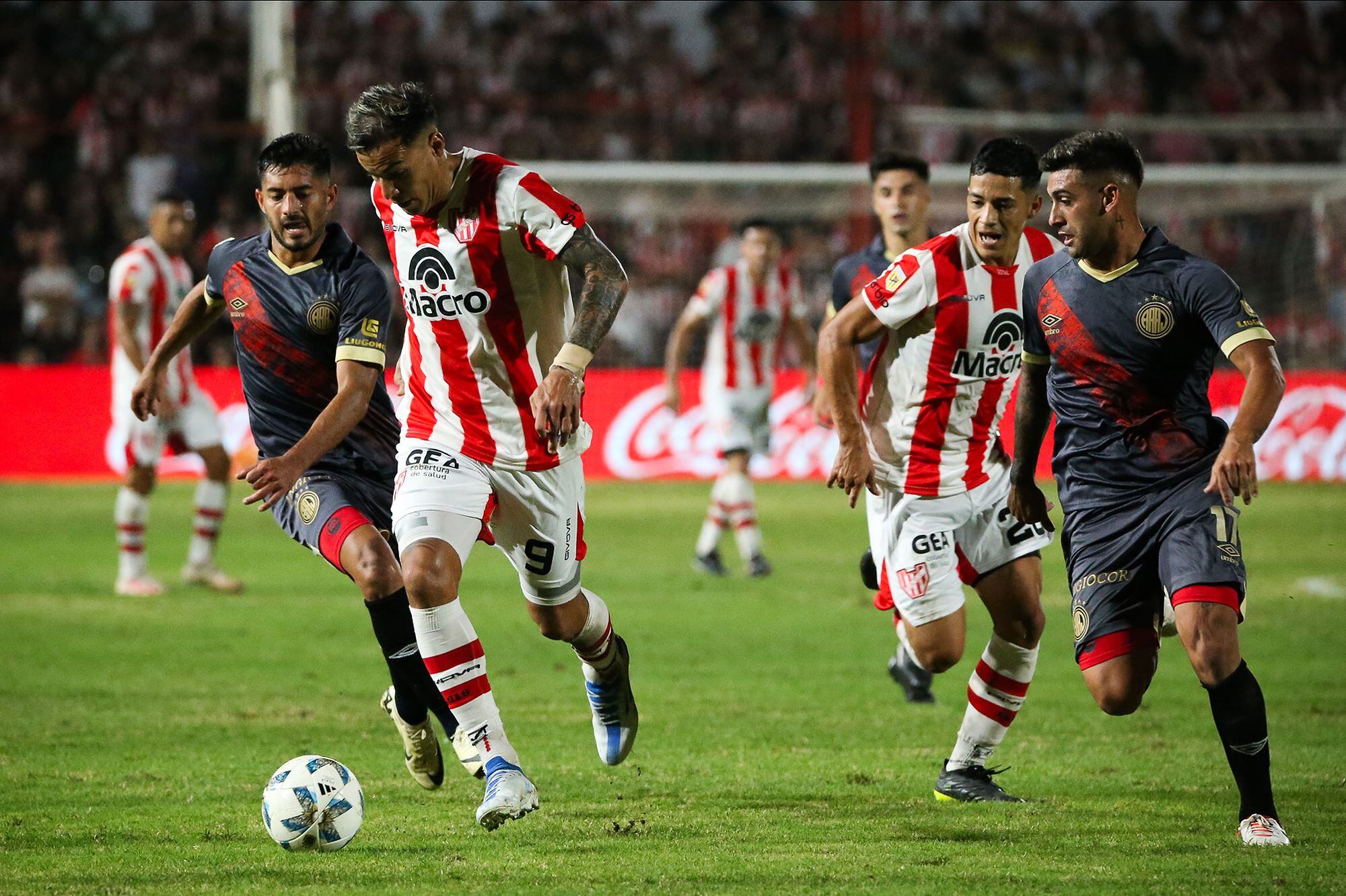 Facundo Suárez, de Instituto, intenta avanzar marcado por dos jugadores de Argentinos, en el partido por la Copa de la Liga.