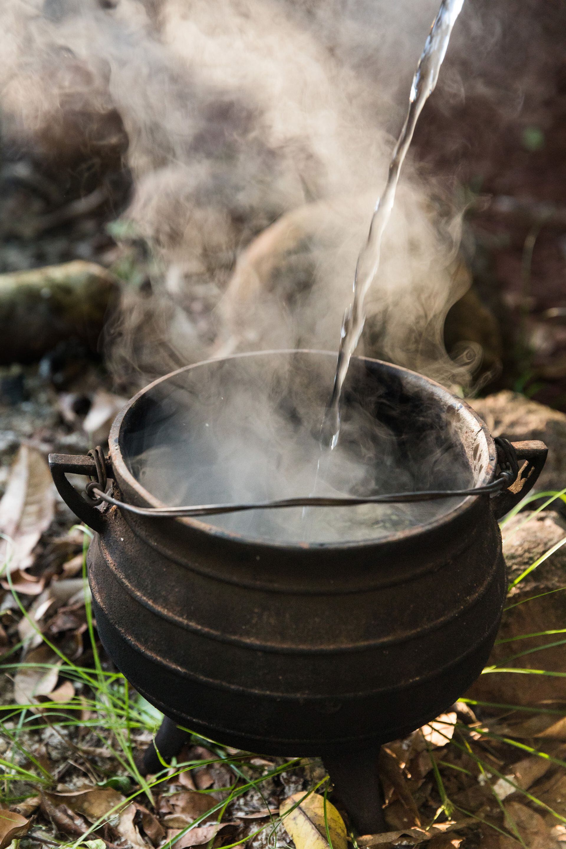 En una marmita de hierro se prepara el mate cocido quemado.