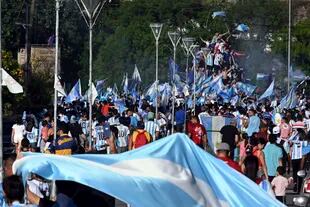 Hinchas argentinos festejan el triunfo de la Selección en la fuente "Pucará", en Viedma