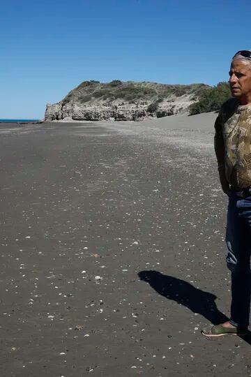Cómo vive el único y solitario habitante de una playa soñada en la Patagonia