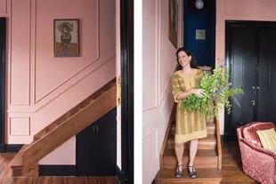 La escalera lleva al entrepiso, donde está la habitación de Rosa.