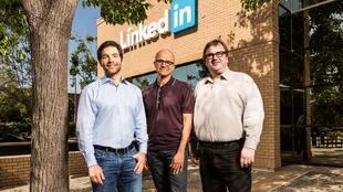 Satya Nadella (centro), CEO de Microsoft, junto a Jeff Weiner (izq, CEO de LinkedIn) y Reid Hoffman (fundador de LinkedIn, derecha)