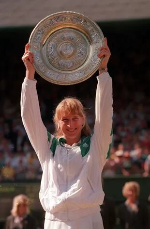 La felicidad de Steffi Graf, portadora del icónico plato como campeona de Wimbledon