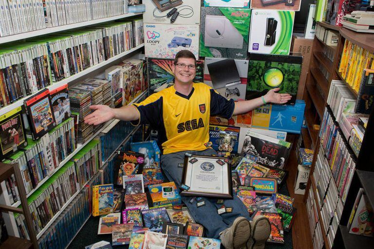 Michael Thomasson con su colección de videojuegos