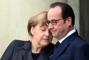 Angela Merkel acompañó a Hollande durante la movilización contra el terrorismo en París