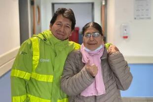 Mercedes Llanquinau junto a Genaro Gutiérrez, el enfermero que la contactó con Nahin