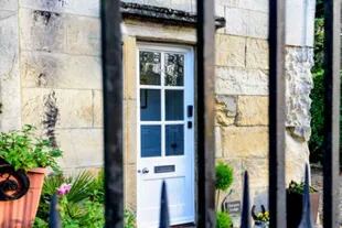 Una de las dos puertas de acceso a la pequeña vivienda de North Yorkshire