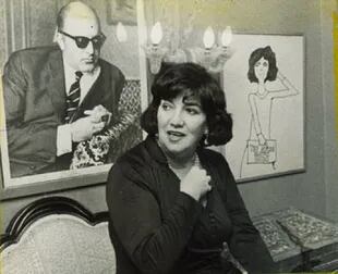 Beatriz Guido con el retrato de Leopoldo Torre Nilsson