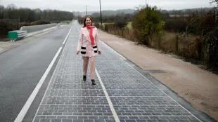 En Normandía, Francia, la ministra de Medio Ambiente, Ségoléne Royal, inauguró el primer tramo de pavimento con paneles solares incorporados