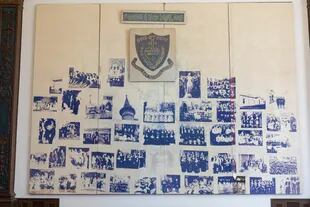En una de las salas hay un mural que recuerda toda la historia del colegio, con fotos de las Hermanas que lo fundaron y algunos de los grupos de alumnas egresadas desde 1926. 