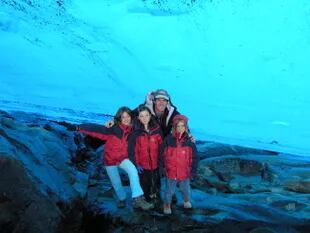 Alberto del Castillo y sus hijas en el Glaciar Viedma. 2006.
