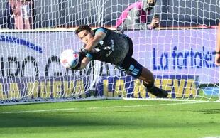 Gastón "Chila" Gómez ataja el penal del "Pulpo" González, un momento clave de la serie ante Boca