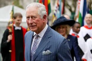 En esta photograph del lunes 9 de marzo de 2020, el principe Carlos de Gran Bretaña y Camila, la duchesa de Cornualles, al fondo, se retiran tras asistir al servicio anual por el Día de la Mancomunidad en la Abadía de Westminster, en Londres.  (AP Photo/Kirsty Wigglesworth, archive)