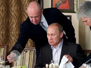 Yevgeny Prigozhin, a la izquierda, es conocido como el chef de Vladimir Putin 