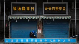 Algunos expertos creen posible que el coronavirus haya pasado del laboratorio en Wuhan al mercado húmedo de Huanan, ubicado a pocos kilómetros.