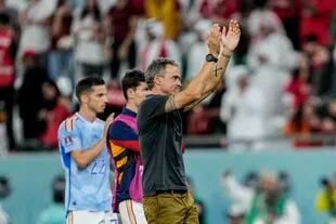 Luis Enrique saluda a la hinchada española después de quedar afuera del Mundial Qatar 2022 al perder contra Marruecos en los tiros de penal