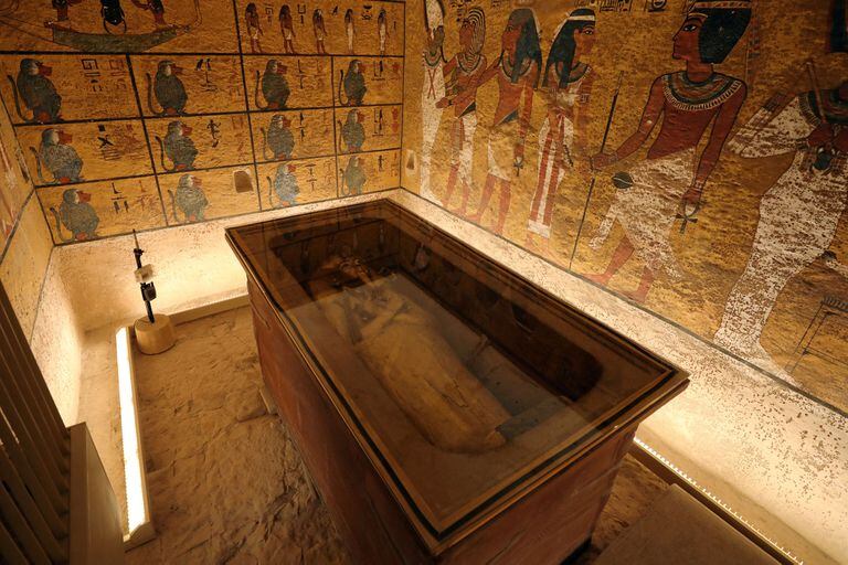 Las manchas presentes en los murales de la cámara funeraria de Tutankamón se relacionan con la presencia de hongos, que demostrarían que la sala se selló apresuradamente, con la pintura todavía húmeda