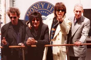 En esta foto de archivo tomada el 3 de mayo de 1994, los Rolling Stones: Keith Richards, Ron Wood, Mick Jagger y Charlie Watts llegan en un yate a Chelsea Piers en Nueva York para iniciar su gira mundial "Voodoo Lounge"