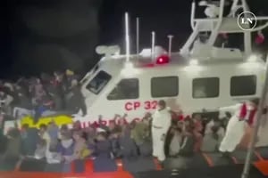 La guardia costera de italiana rescató a 211 inmigrantes en el mar