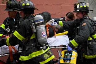 El personal de emergencia usa un resucitador manual en una víctima de incendio durante un incendio de gran altura en East 181 Street, el domingo 9 de enero de 2022, en el barrio del Bronx de Nueva York. (AP)