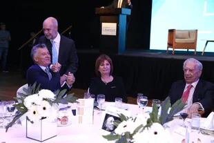Horacio Rodríguez Larreta saluda a Mauricio Macri en la cena anual de la Fundación Libertad