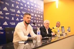Darío Benedetto estuvo junto con Jorge Amor Ameal y Raúl Cascini en la presentación oficial de su regreso