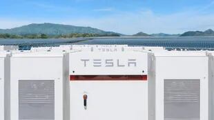 Una vista de los paneles solares junto al sistema de almacenamiento de energía eléctrica de Tesla