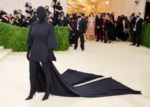 Kim Kardashian acudió a la gala cubierta de pies a cabeza con un diseño de Balenciaga que ocultaba íntegramente su piel y su rostro