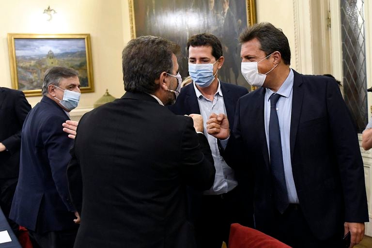 Mario Negri observa el saludo del presidente de la Cámara de Diputados, Sergio Massa, con Cristian Ritondo y Eduardo de Pedro