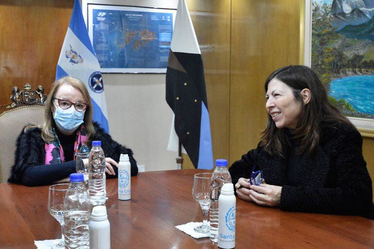 Alicia Kirchner y Silvina Batakis, hoy, en Santa Cruz, en el último día de gestión de la ministra de Economía