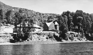  A orillas del lago Mascardi, una vista del Hotel Tronador a principios de la década del '60.