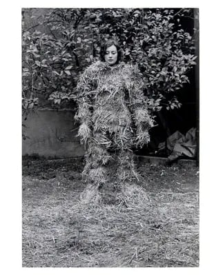 Una de las imágenes de la serie 'El cuerpo cubierto de paja', de 1975