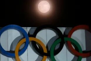 La superluna acompaña los anillos olímpicos en Corea del Sur