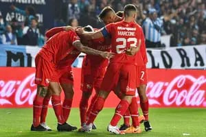 De punta a punta: el Independiente de Tevez le dio un golpazo a Racing y terminó "despidiendo" a Gago
