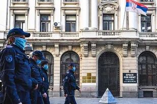 Policías serbios patrullan las calles de Belgrado