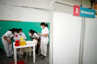 Enfermeras leen las instrucciones para aplicar la Sputnik V en Bernal, en el Gran Buenos Aires