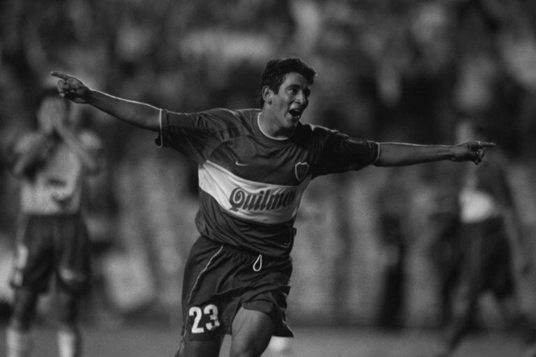 Moreno celebra uno de los cinco goles que le marcó al Blooming, en la Libertadores 2000