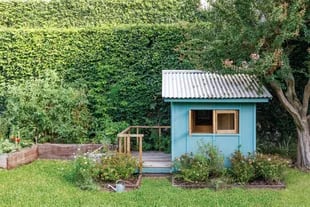 La casita de madera (BS Carpintería) la hizo un amigo que se especializa en wood framing y es un prototipo de las reales. Será por eso que los chicos pasan tanto tiempo aquí.