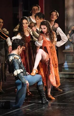 En escena con el Ballet de San Francisco como Mercucio, en "Romeo y Julieta", Lucas Erni sintió el "flechazo" de la bailarina brasileña Bianca Teixeira