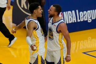 El base de los Warriors de Golden State Stephen Curry celebra con Jordan Poole en el encuentro ante los Grizzlies de Memphis el domingo 16 de mayo del 2021. Desde 2015, "Golden" juega con mucha vocación ofensiva.