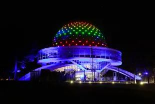El Planetario iluminado con los colores de la bandera LGBTIQ+