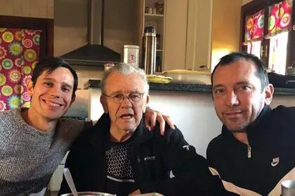 Una imagen reciente, en la que Solari comparte un rato con su nieto Augusto, jugador de Racing, y su hijo, Jorge.