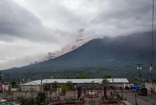 12/11/2015 Volcán de fuego en Guatemala.  El volcán de Fuego, uno de los tres activos de Guatemala, ha entrado nuevamente en erupción tras un incremento de su actividad durante los últimos días, según ha confirmado el Instituto Nacional de Sismología, Vulcanología, Meteorología e Hidrología de Guatemala (INSIVUMEH).  SOCIEDAD GUATEMALA CENTROAMÉRICA CONRED