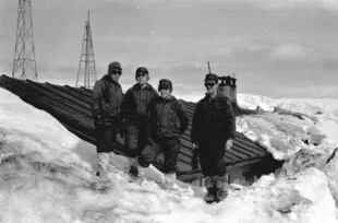 junto al techo de la base Melchior, tapada por la nieve antártica. De izquierda a derecha: Carmen Pujals, M. Adela Caría, Elena D. Martínez Fontes y el Teniente Vigo