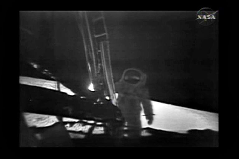 Esta foto, de NASA TV, muestra a uno de los astronautas del Apolo 11 en la superficie lunar después de aterrizar
