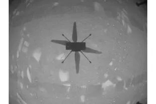 El helicóptero Ingenuity tomó, desde el aire, una foto de su propia sombra en suelo marciano